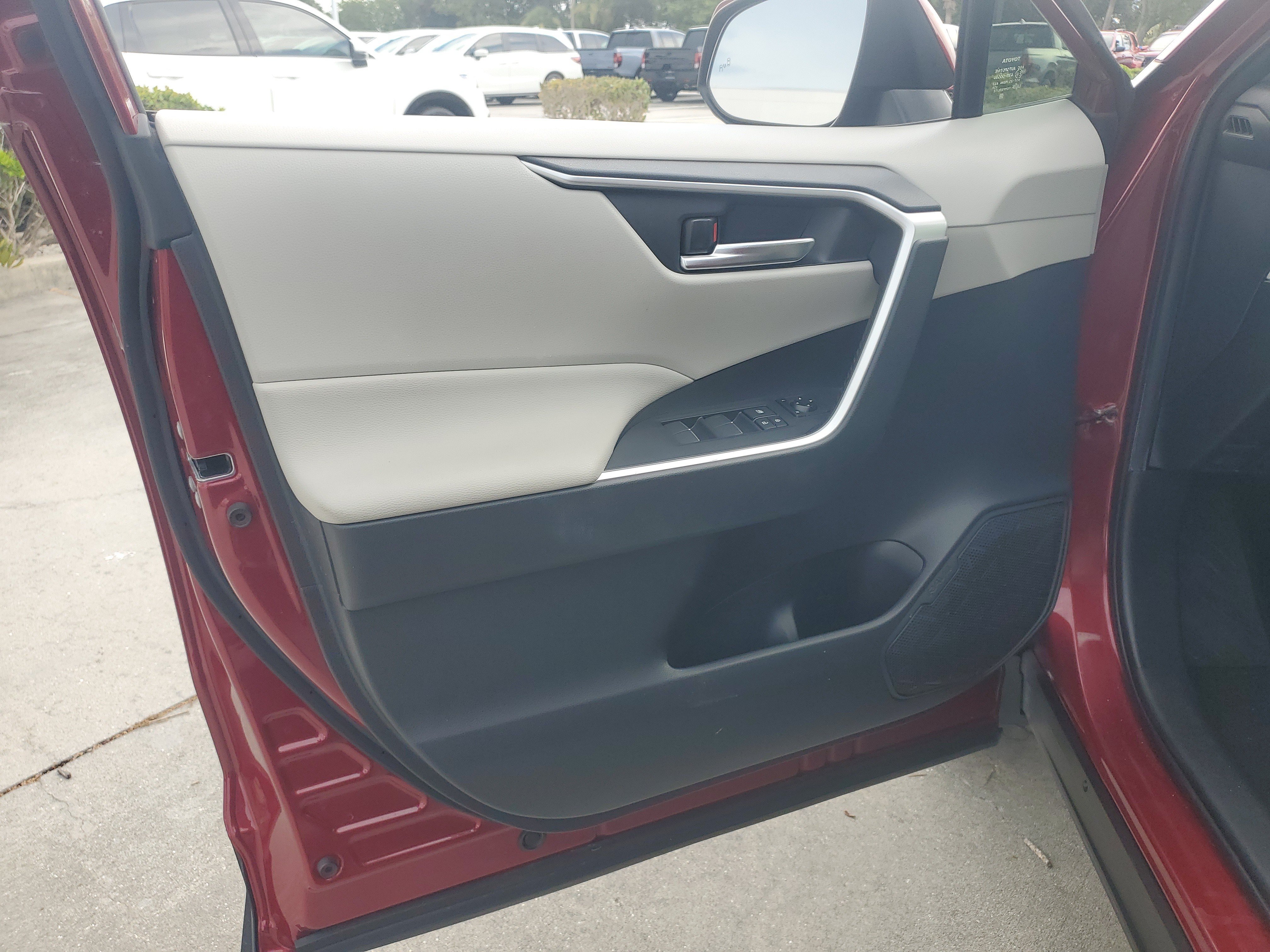 Used 2019 Pearl Toyota XLE Premium image 24