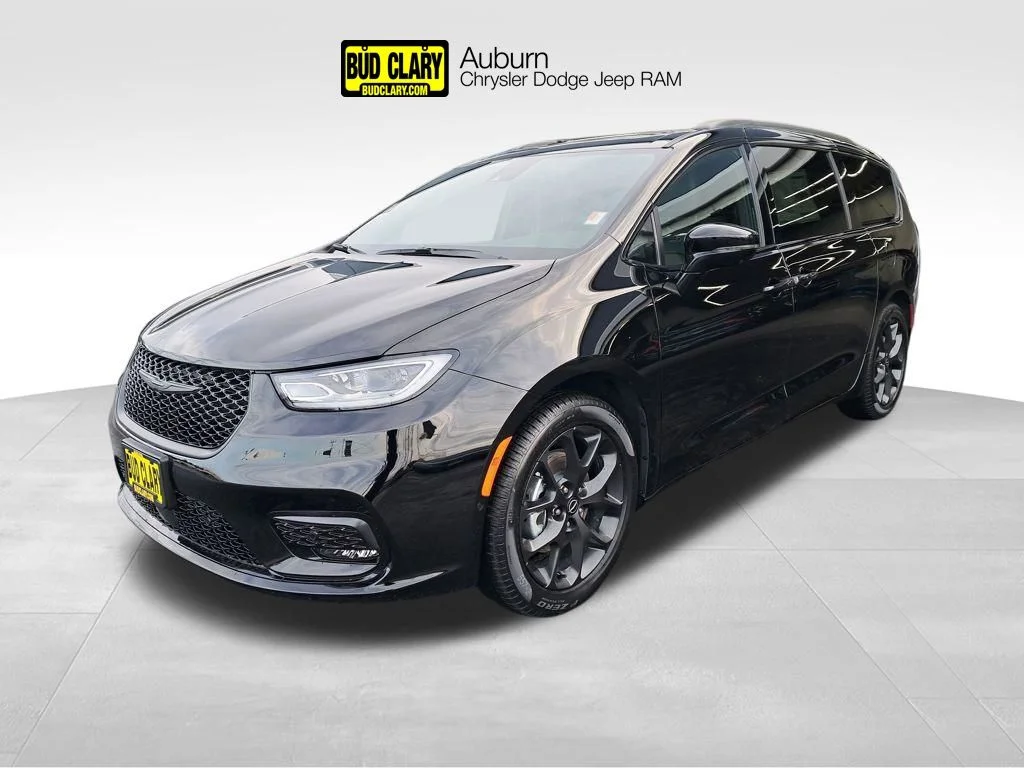 2026 Chrysler Pacifica Select's photo