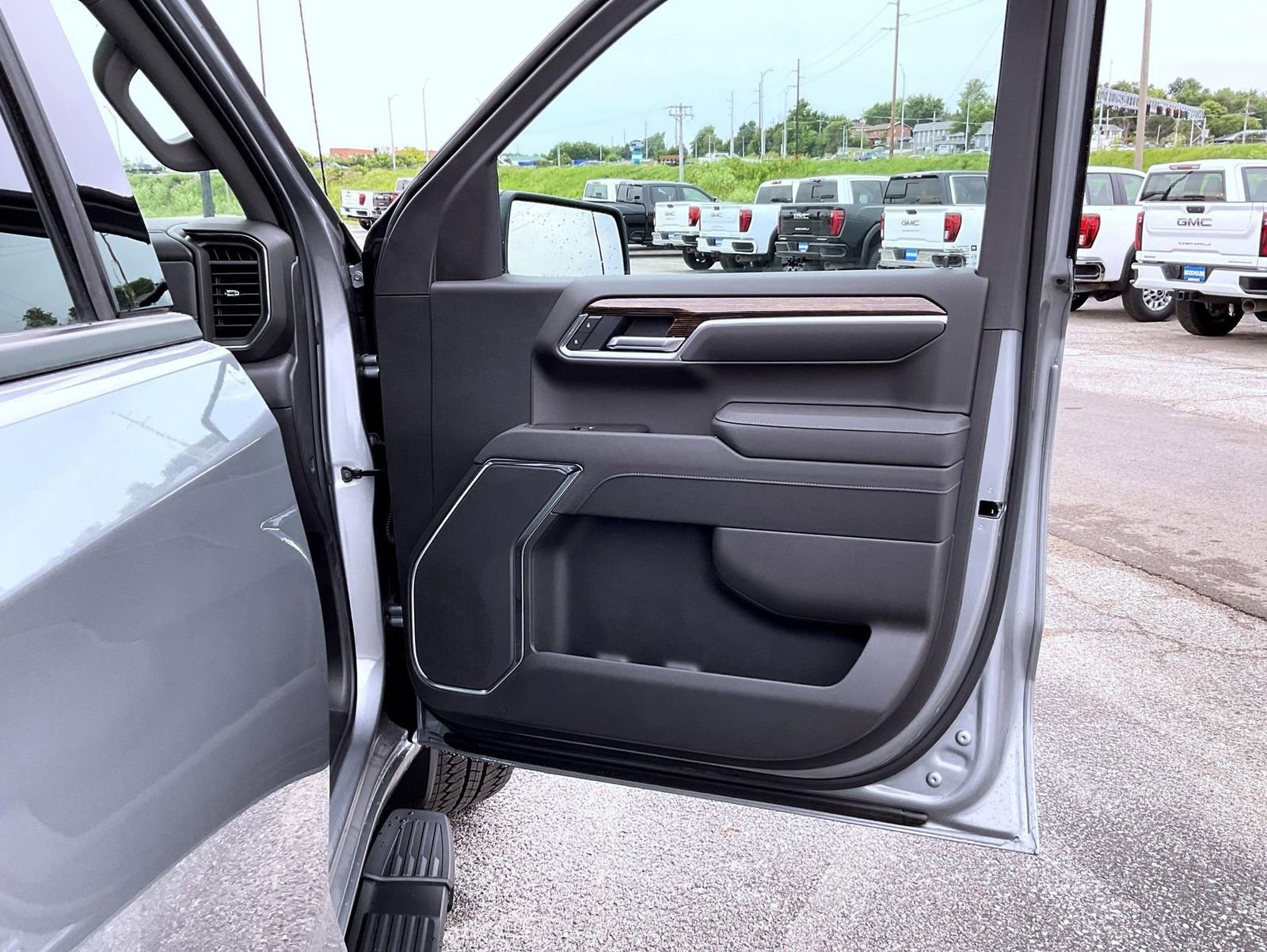 New 2026 Sterling Metallic GMC Elevation image 19