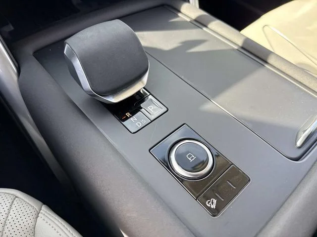 Used 2025 White Land Rover S image 33