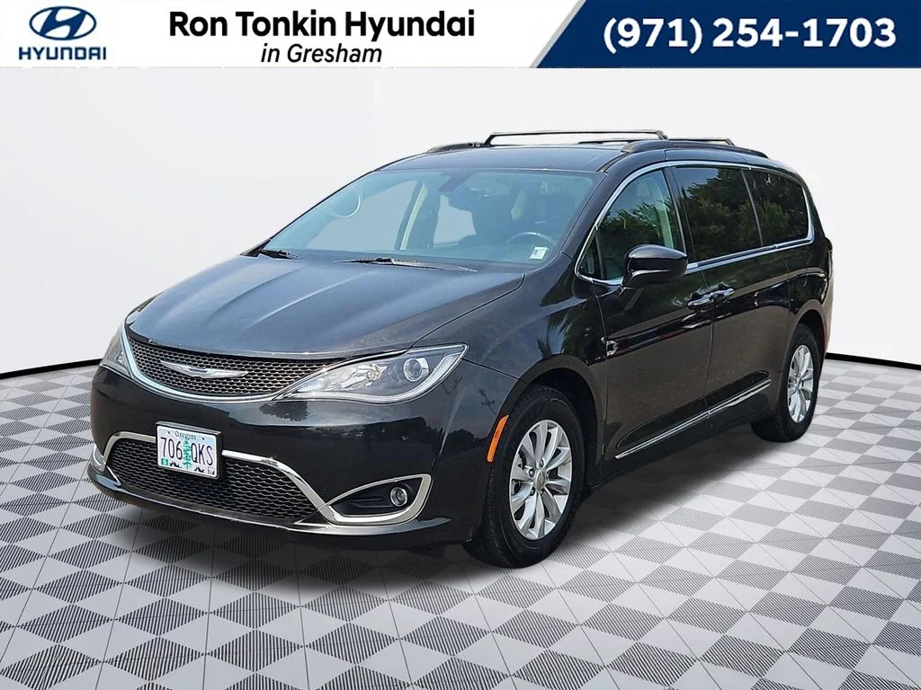 Used 2017 Brilliant Black Crystal Pearlcoat Chrysler Touring L image 1