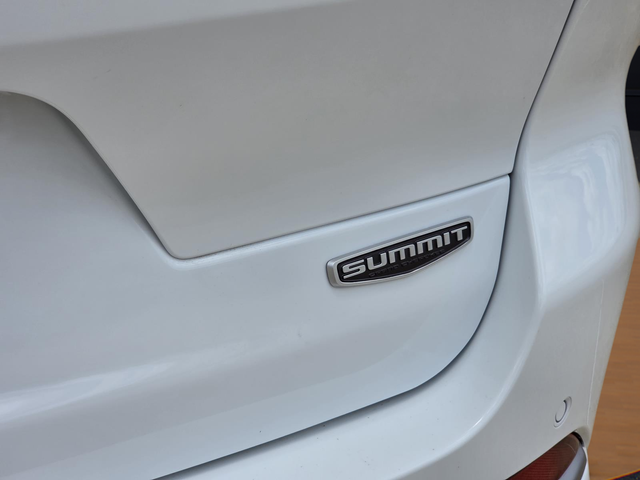 New 2026 Bright White Clear-Coat Exterior Paint Jeep Summit image 28