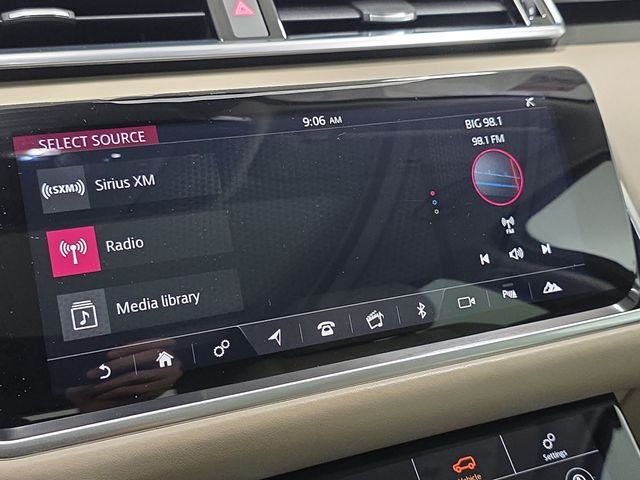 Used 2018 Fuji White Land Rover SE R-Dynamic image 21