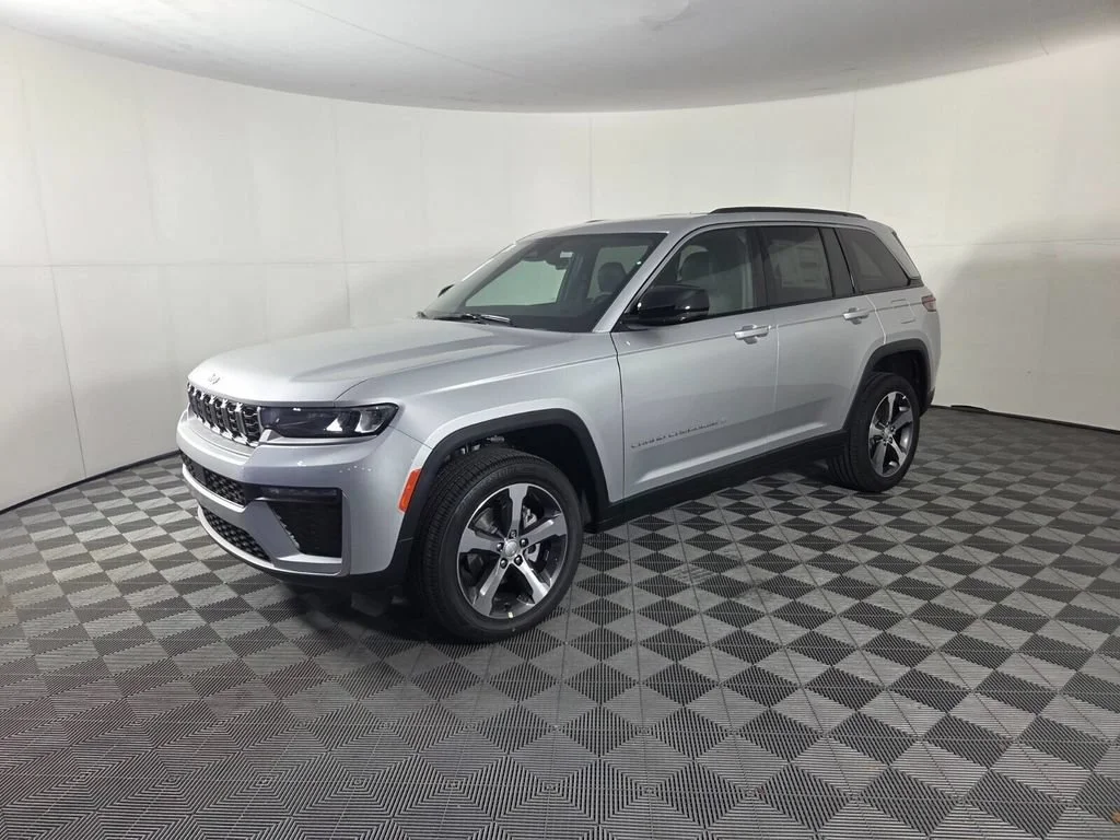 New 2026 Silver Zynith Exterior Paint Jeep Limited image 4