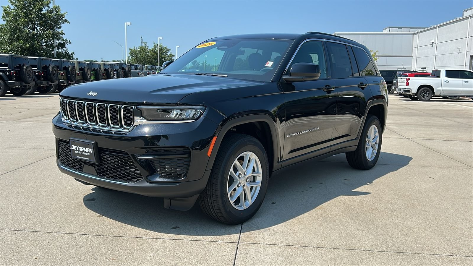 New 2026 Diamond Black Crystal Pearl-Coat Exterior Paint Jeep Laredo image 8
