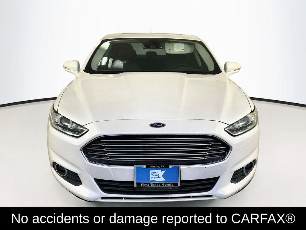 Used 2016 White Platinum Clearcoat Metallic Ford SE image 2