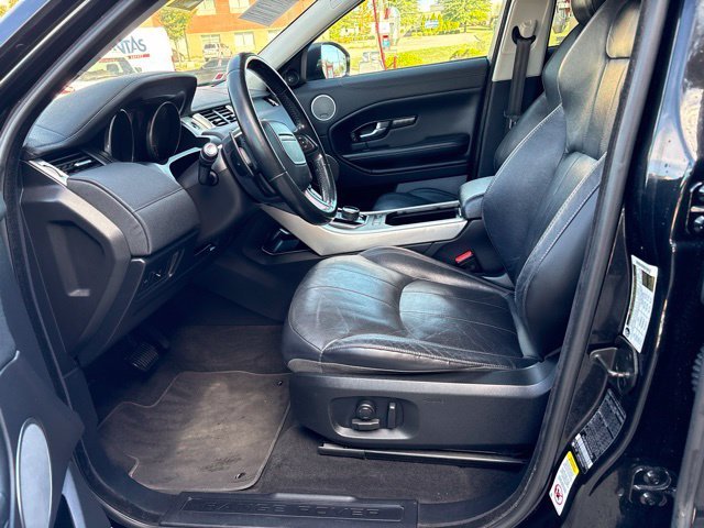 Used 2017  Land Rover SE image 11