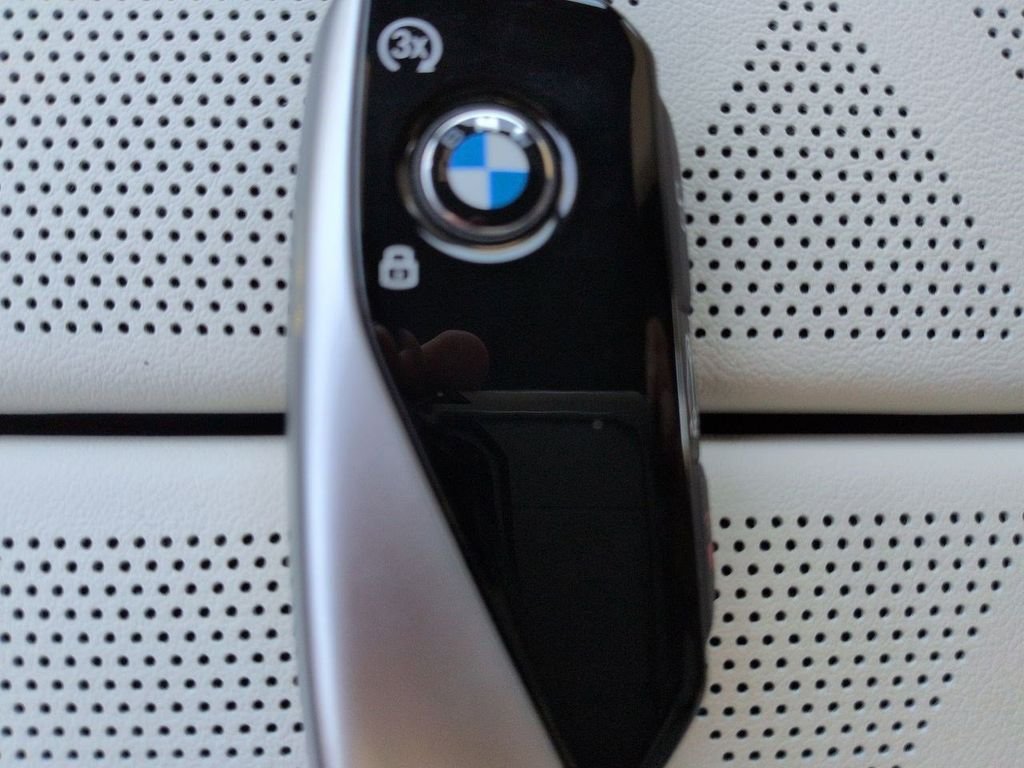 New 2026 Oxide Grey Metallic BMW 760i xDrive image 30