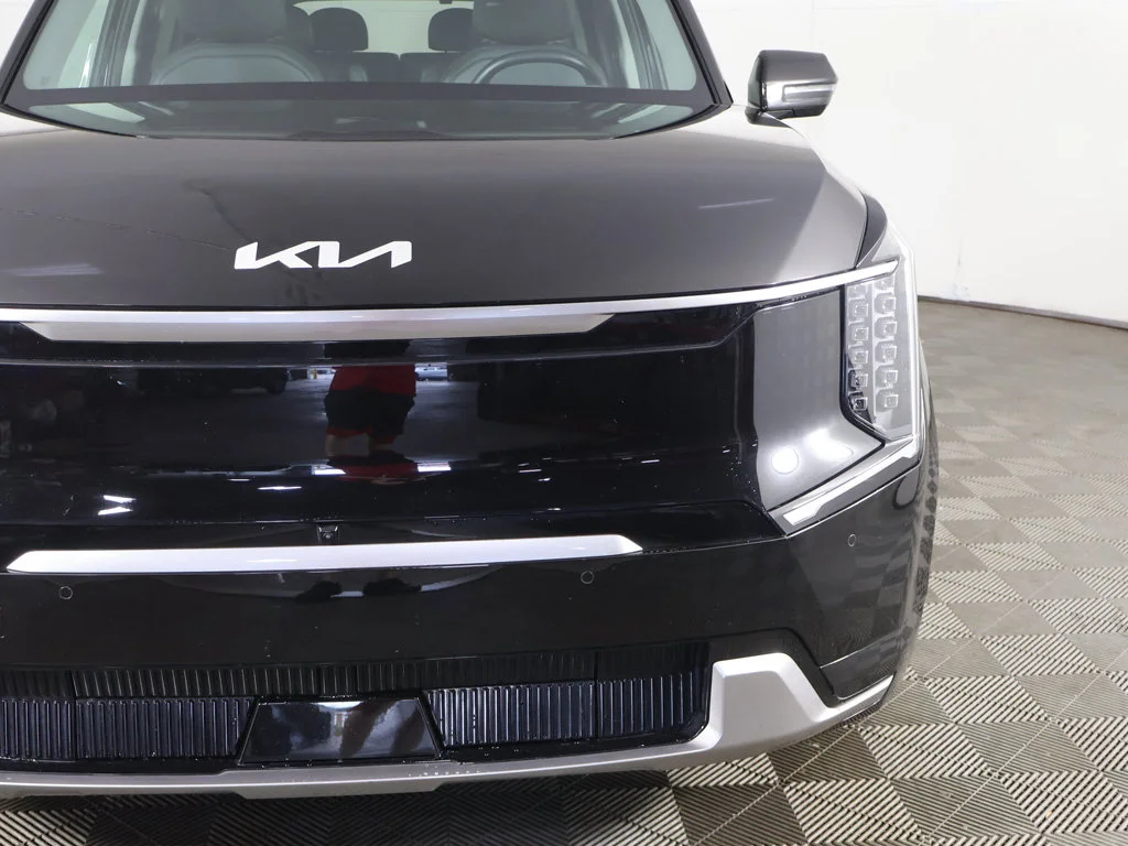 Used 2024 Black Kia Land image 18