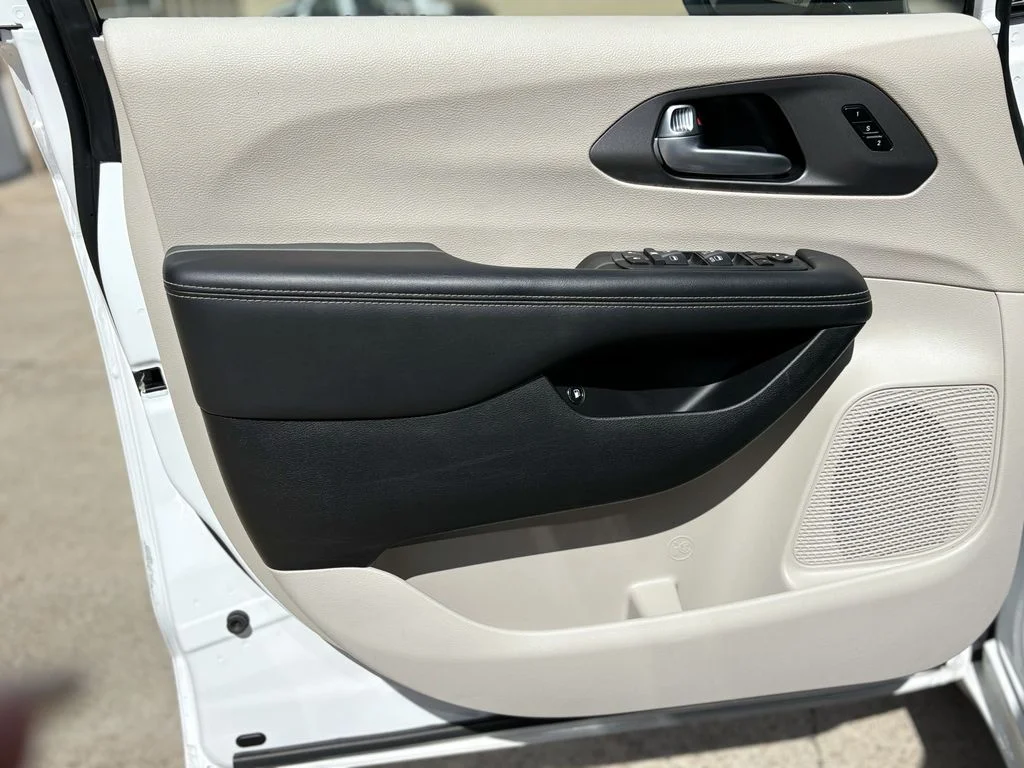 Used 2024 Bright White Clearcoat Chrysler Select image 10