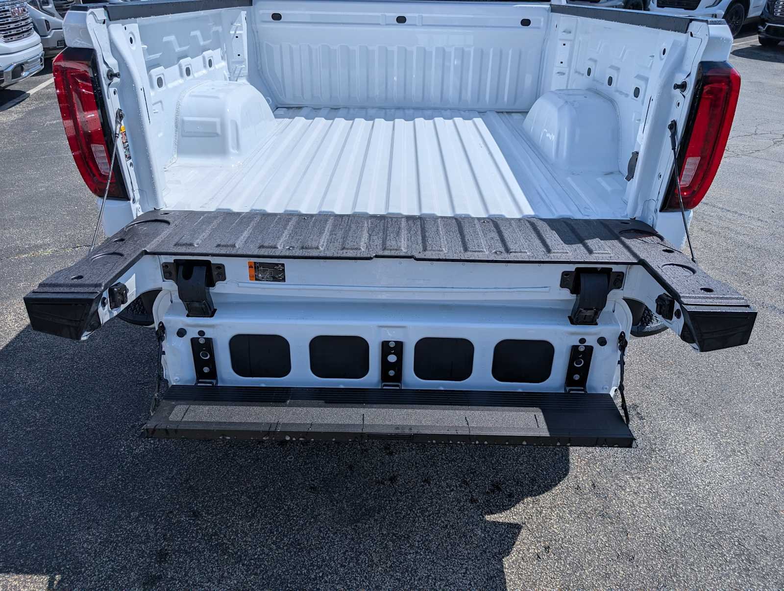 2026 GMC Sierra 1500 SLT - Photo 7