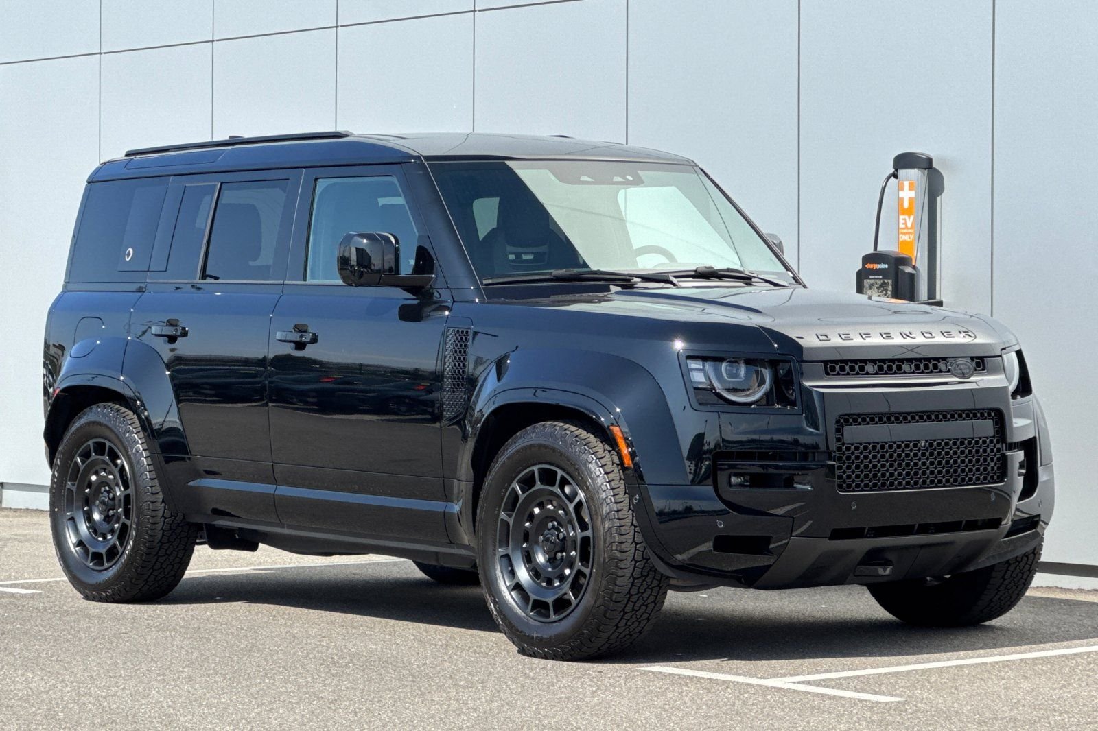 2026 Land Rover Defender OCTA Black - Photo 7