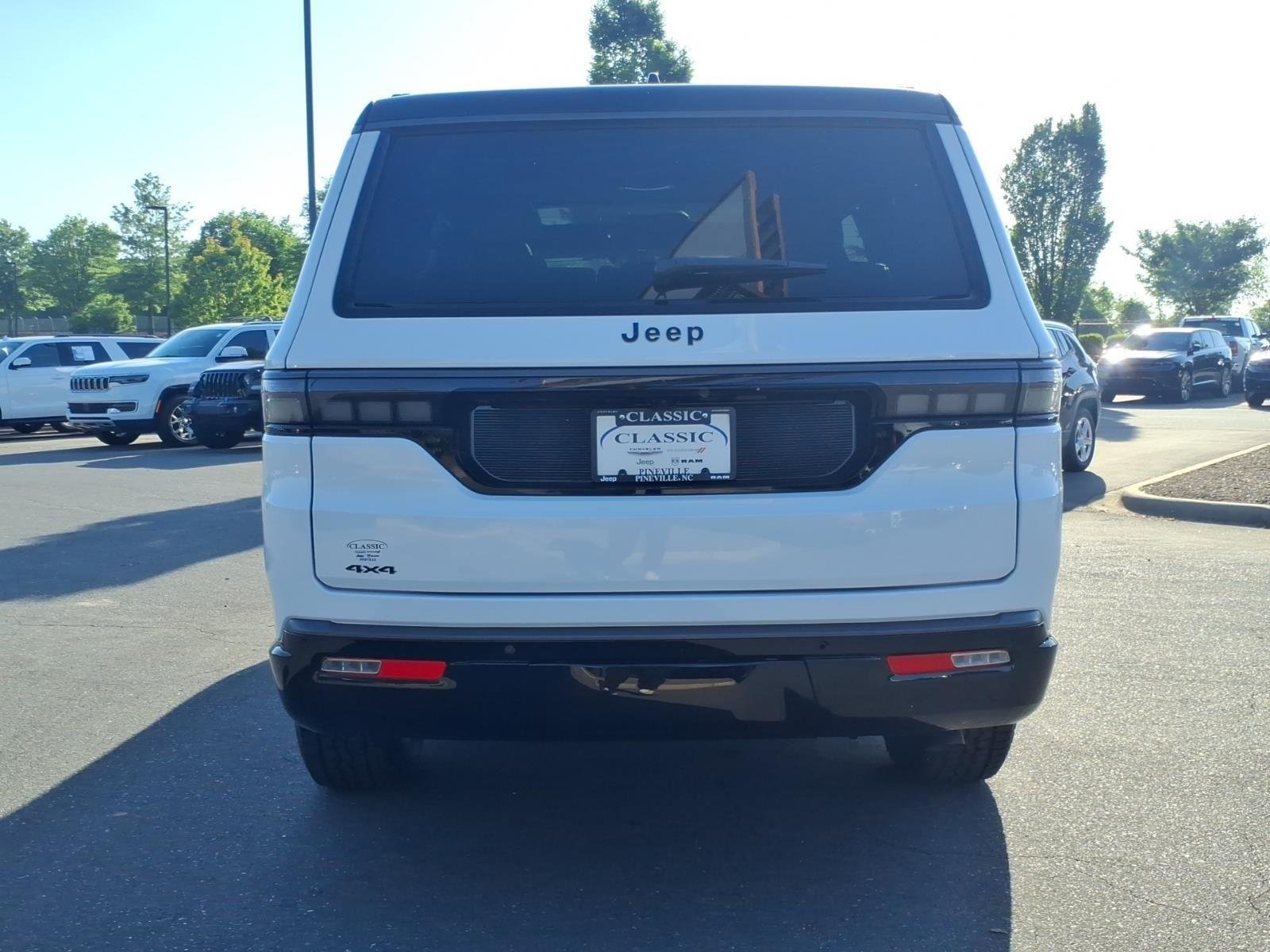 New 2026 Bright White Clear-Coat Exterior Paint Jeep Upland image 14