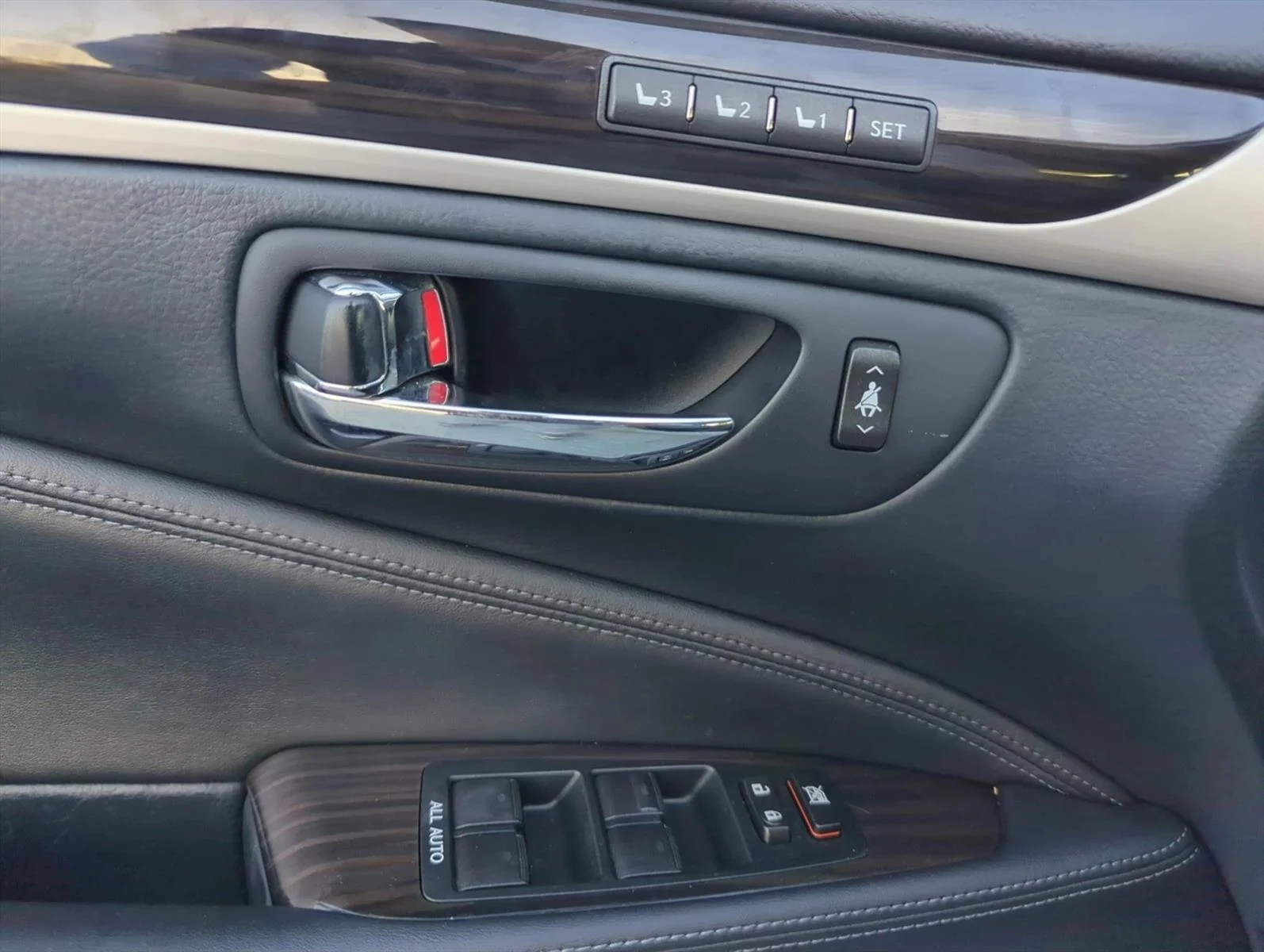 Used 2014 Liquid Platinum Lexus  image 10
