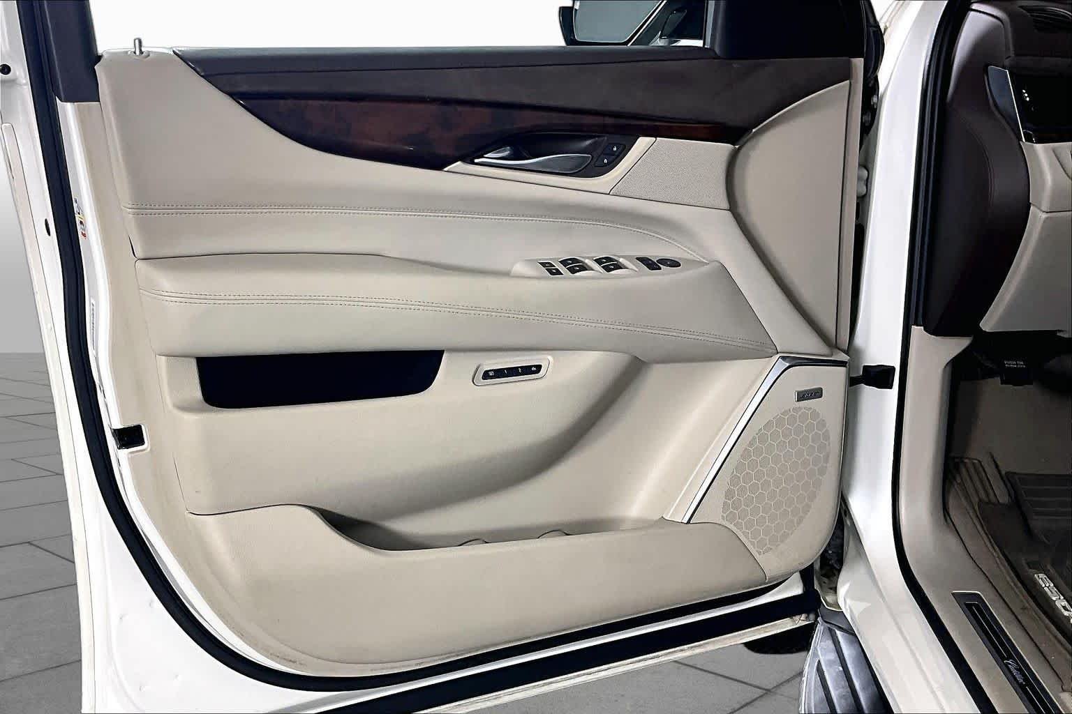 Used 2015 White Diamond Tricoat Cadillac Standard image 20