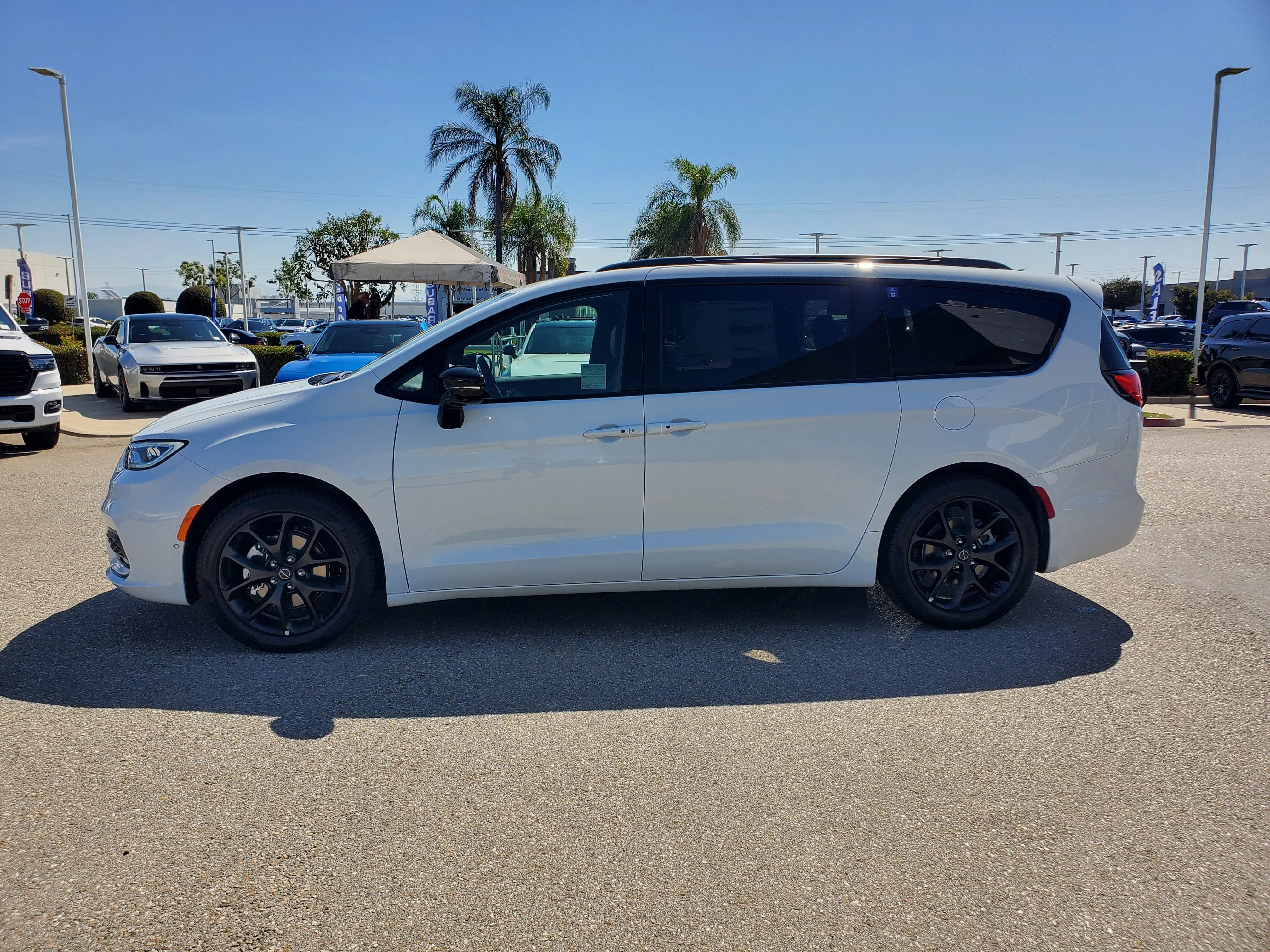 New 2026 Bright White Clear-Coat Exterior Paint Chrysler Limited image 7