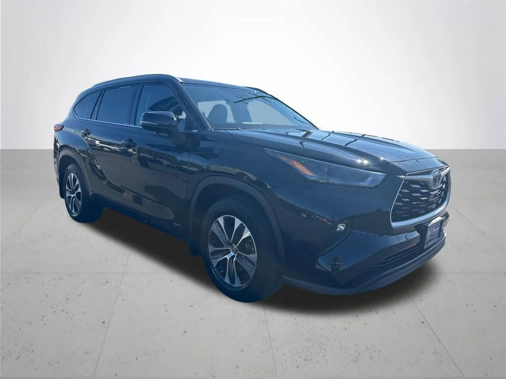 Used 2022 Black Toyota XLE image 5