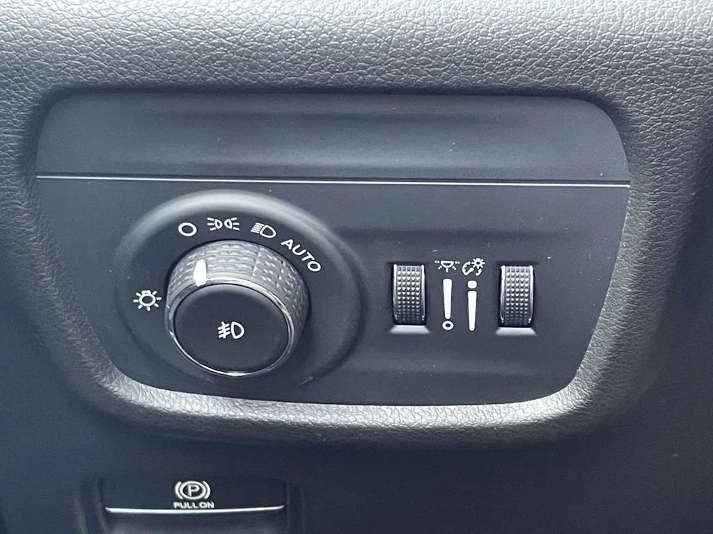 Certified Used 2022 Gray Jeep Overland image 29