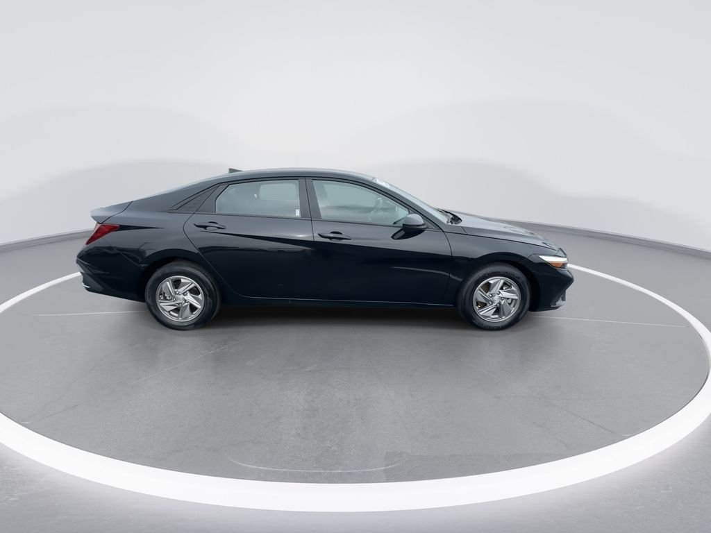 Used 2024 Black Hyundai SE image 9