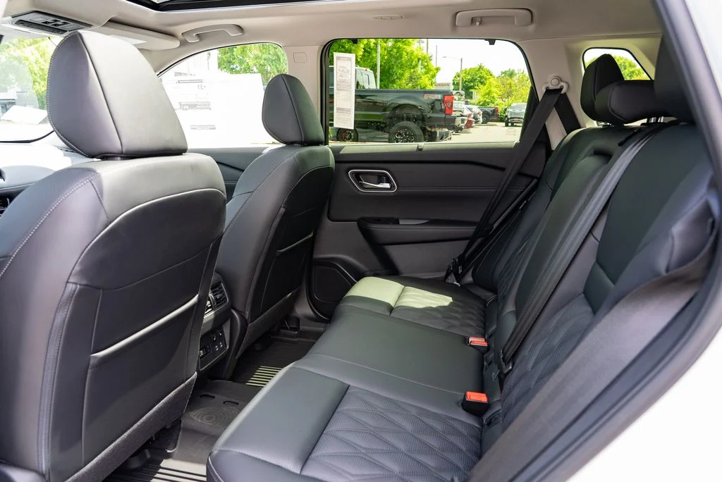 New 2026 Everest White Pearl TriCoat / Super Black Two-tone Nissan Platinum image 25