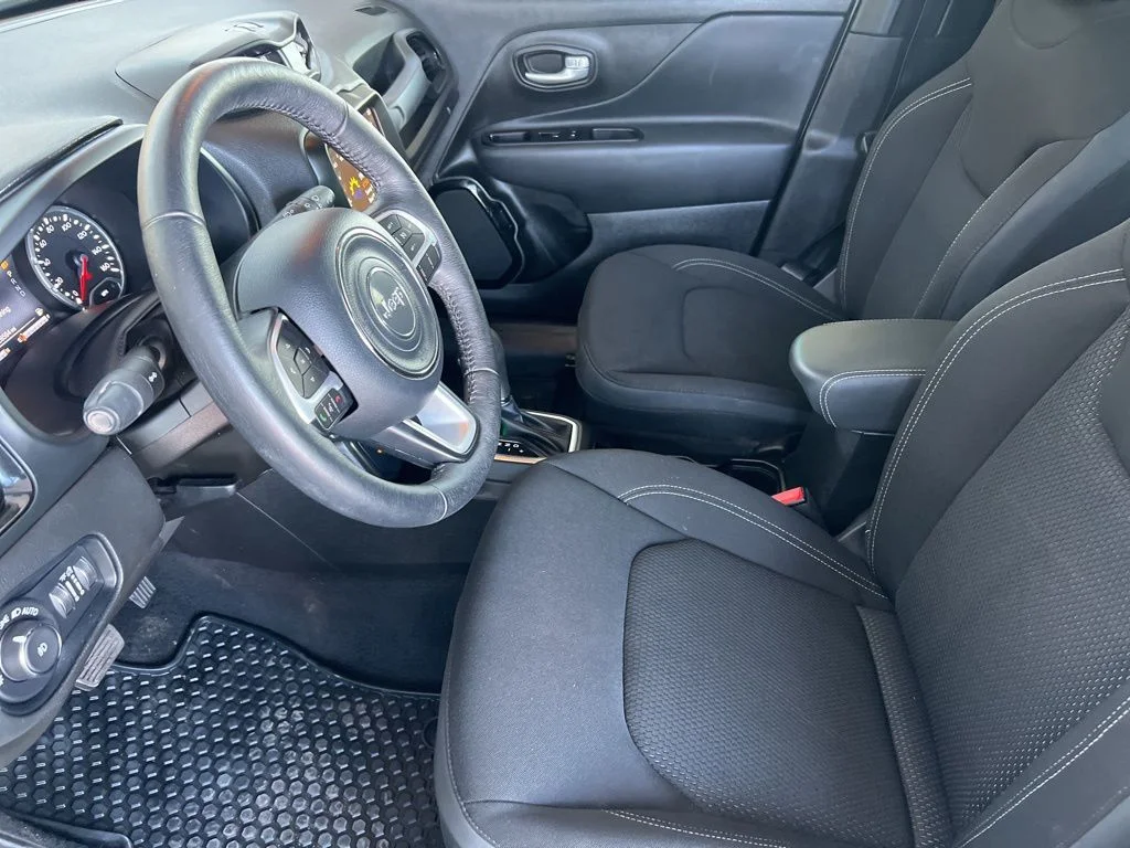 Used 2023 White Jeep Altitude image 17