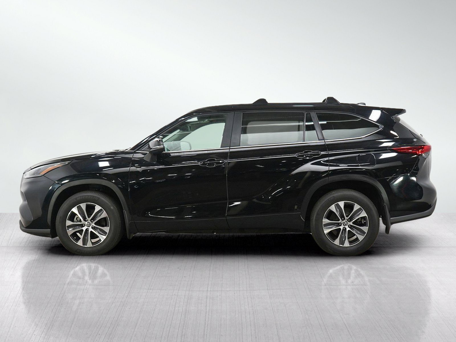 Used 2023 Toyota Highlander XLE with VIN 5TDKDRBH1PS014470 for sale in South Saint Paul, Minnesota