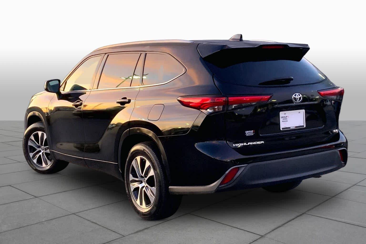 Used 2022 Midnight Black Metallic Toyota XLE image 12