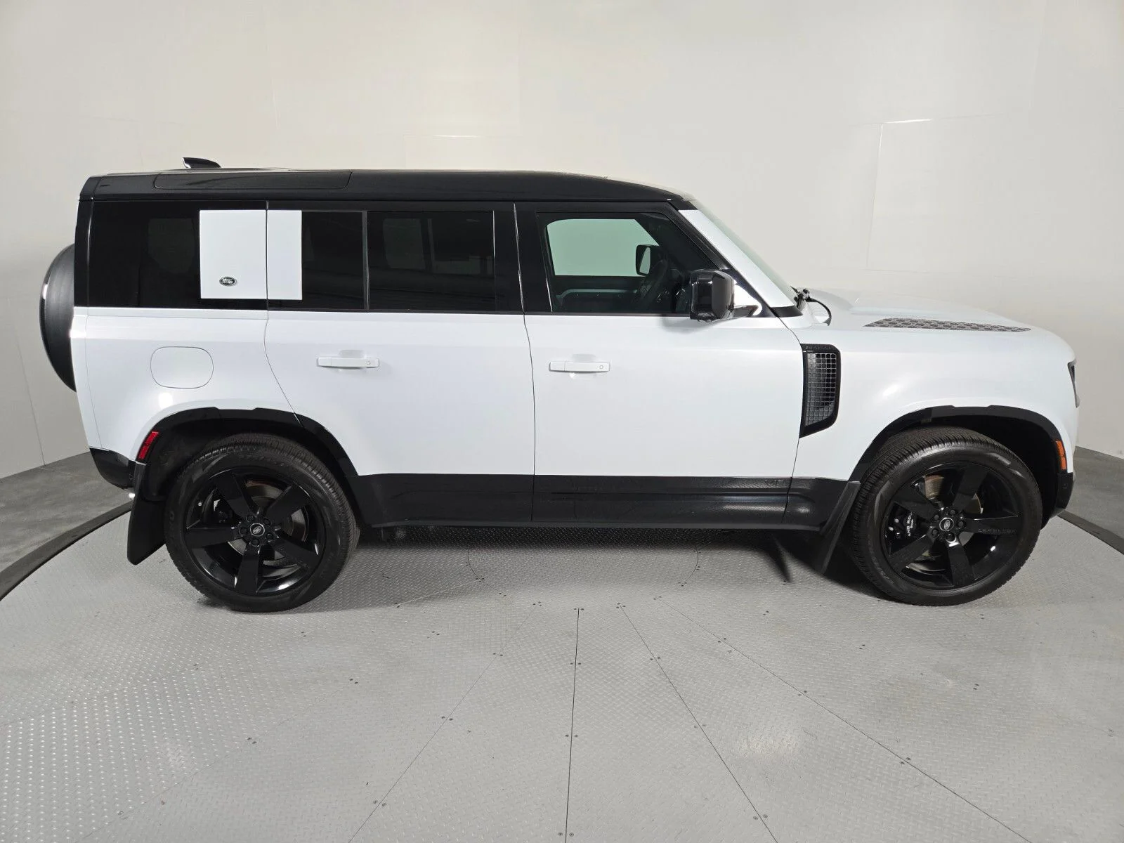 Certified Used 2023 Yulong White Metallic Land Rover Carpathian Edition image 4