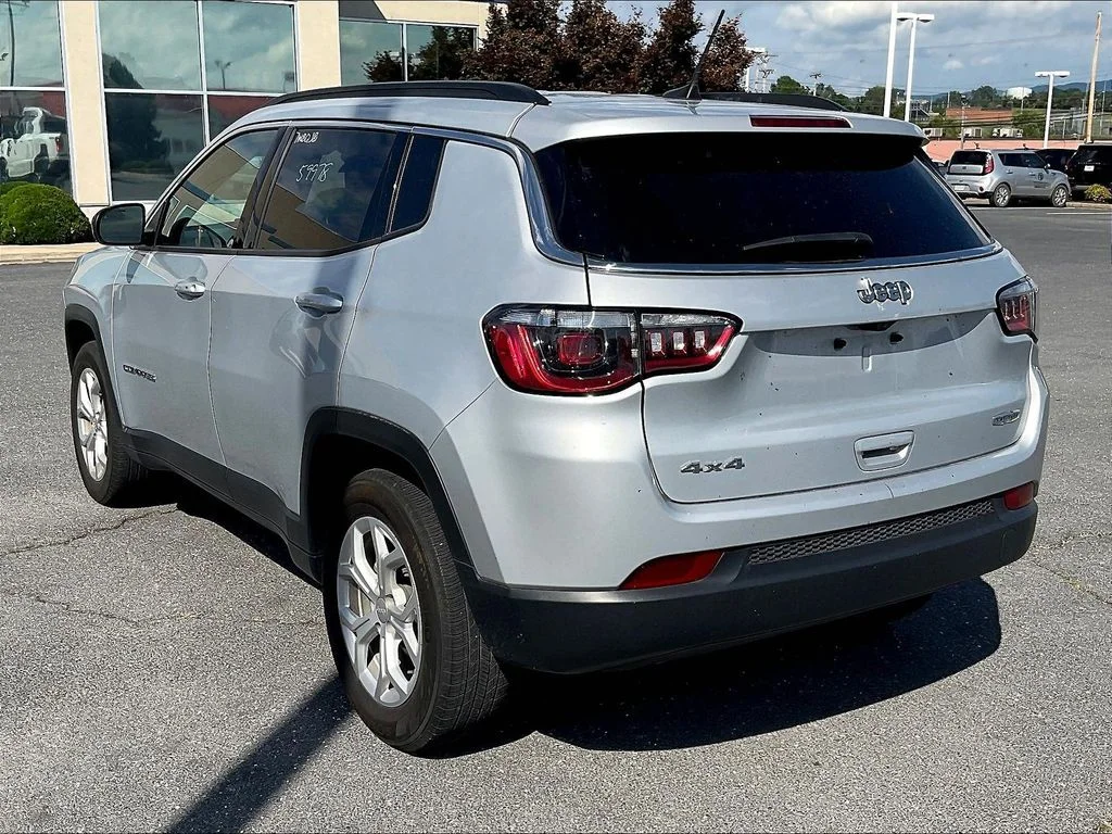 Used 2024 Silver Jeep Latitude image 3
