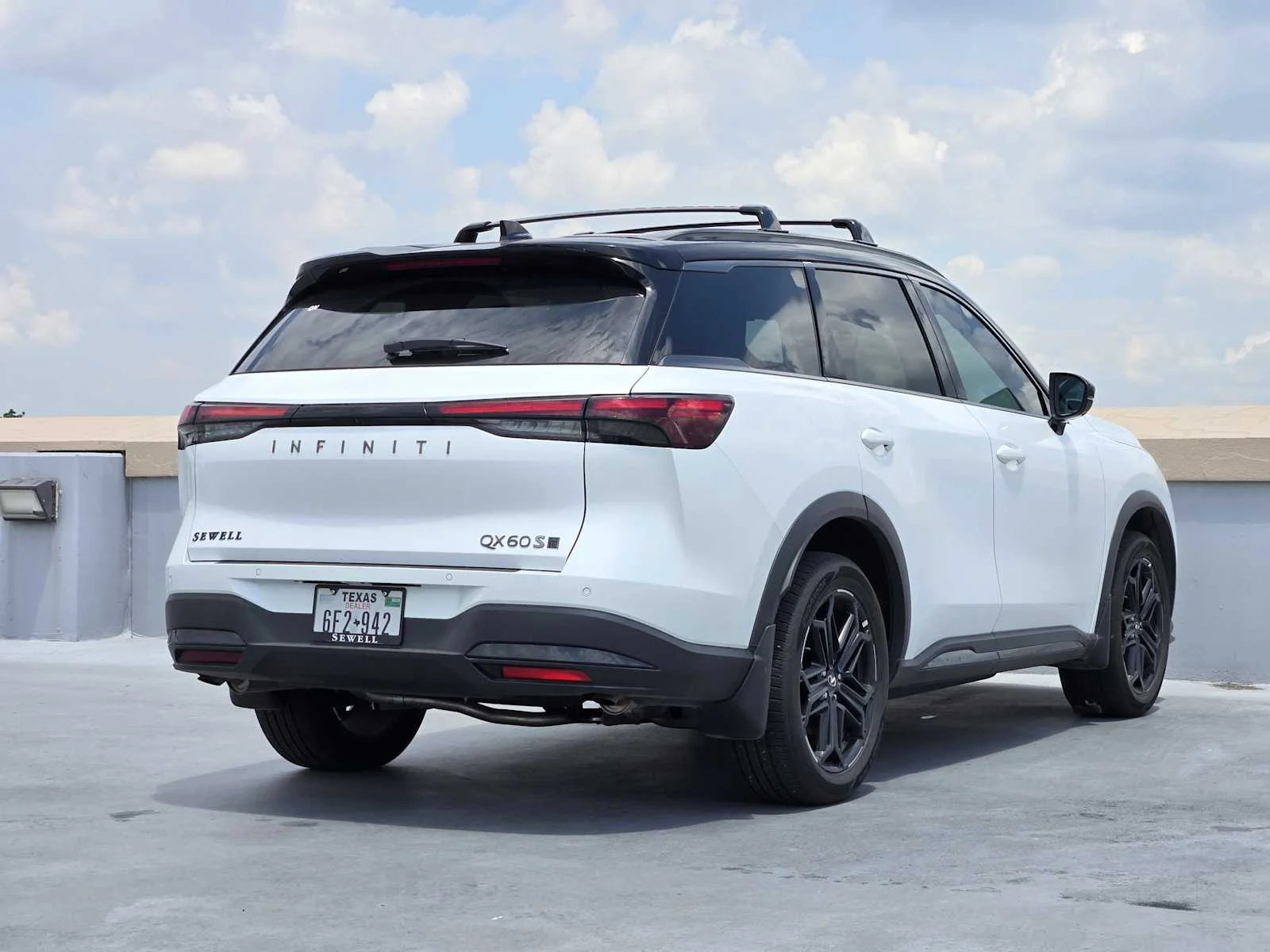New 2026 2T RAD WHT INFINITI Sport AWD image 4