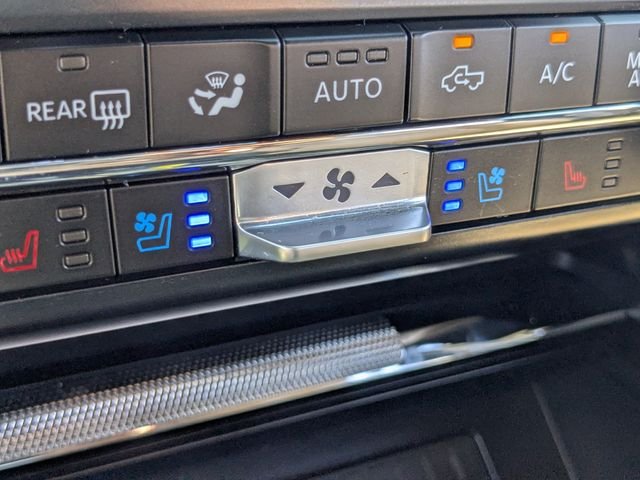 Used 2023 White Metallic Ford Lariat image 27