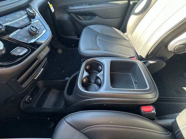 2026 Chrysler Pacifica Select - Photo 24
