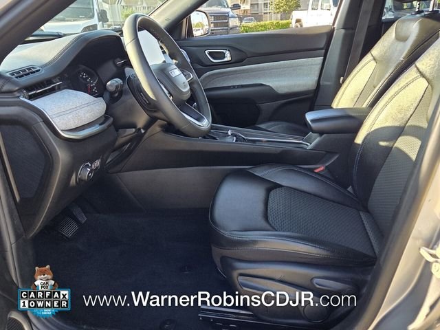 Used 2024  Jeep Latitude image 5