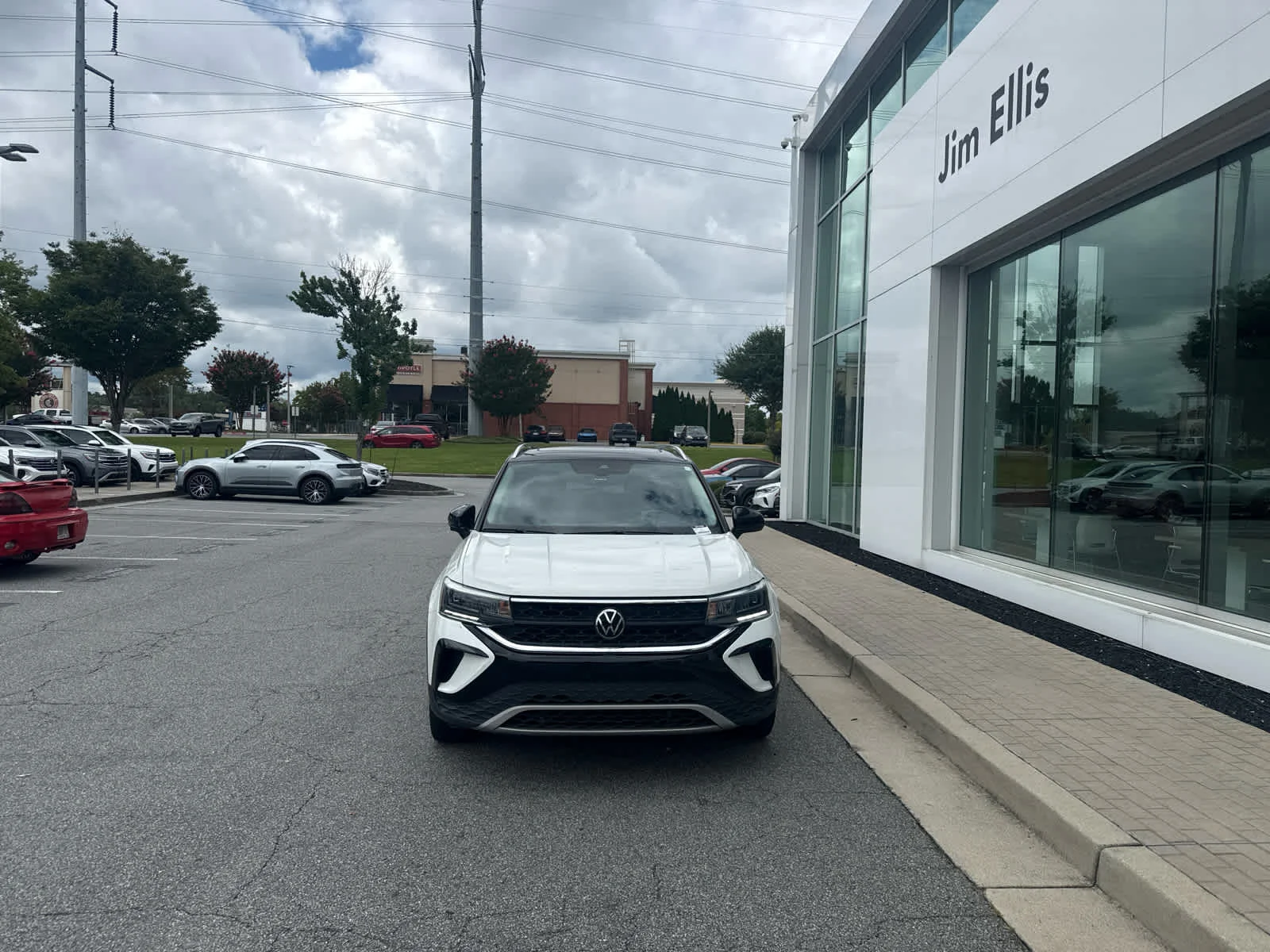 Certified Used 2023 Pure White w/ Black Roof Volkswagen SE image 3
