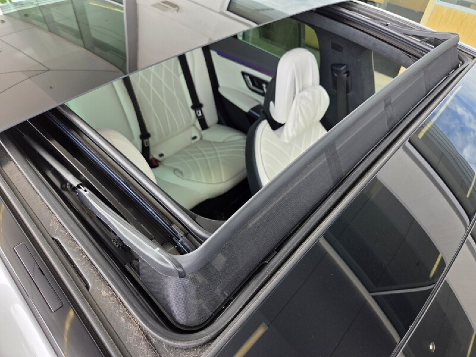 Certified Used 2024 MANUFAKTUR Moonlight White Metallic Mercedes-Benz EQS 580 image 21