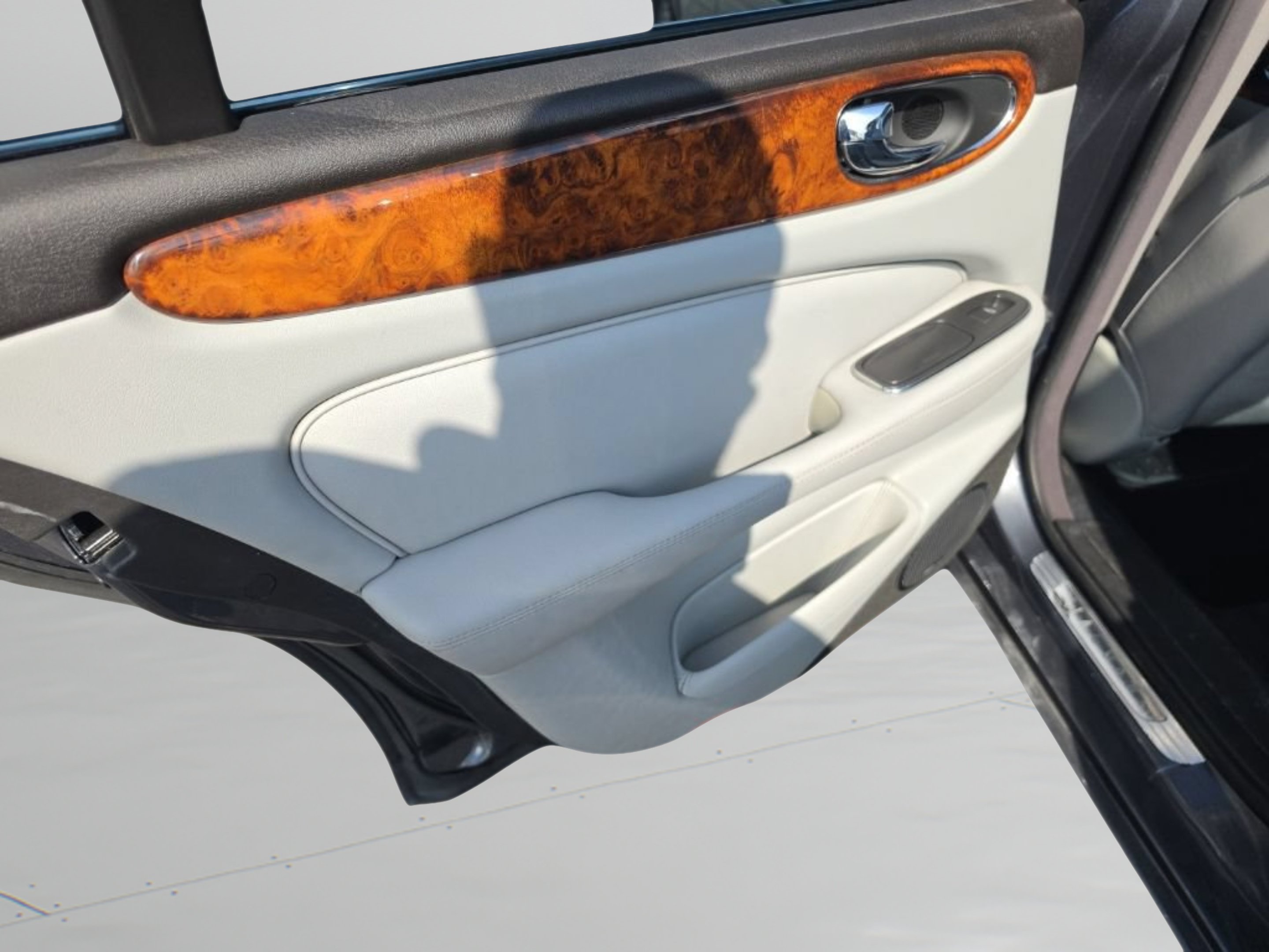 Used 2004  Jaguar XJR image 20