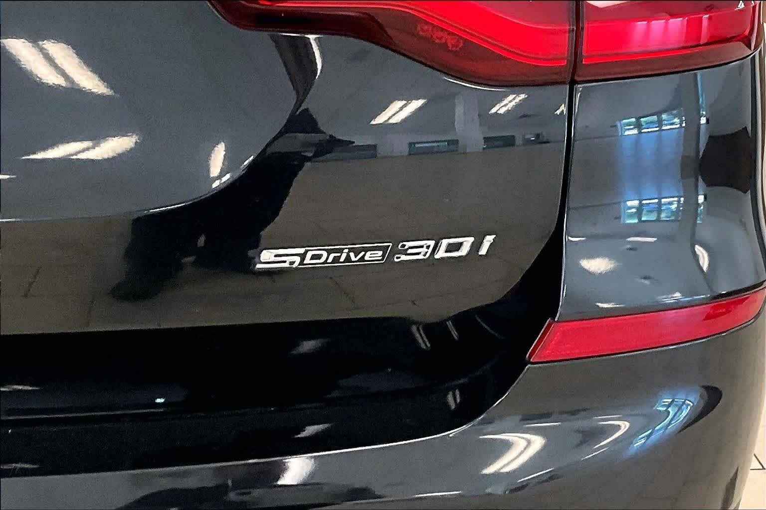 Used 2020 Black Sapphire Metallic BMW sDrive30i image 9