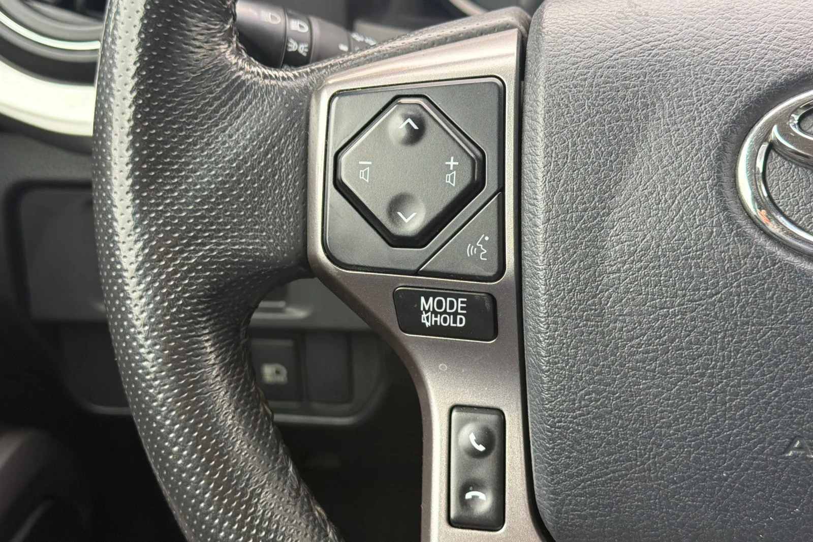 Used 2018 White Toyota SR5 image 28
