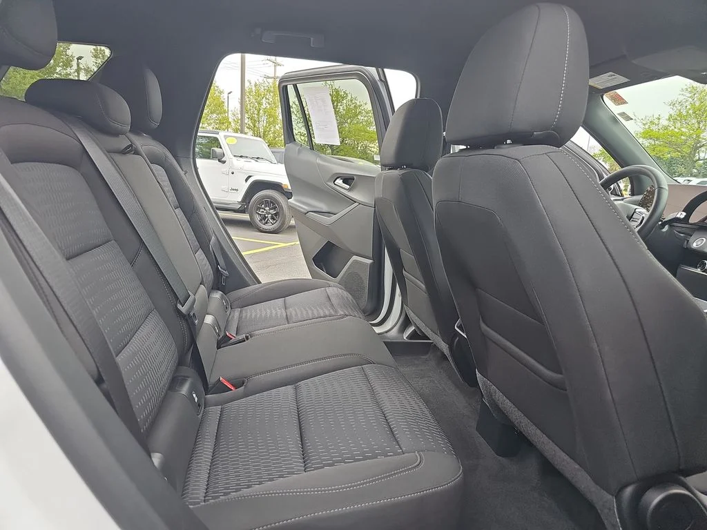 Used 2025 White Chevrolet LT image 11