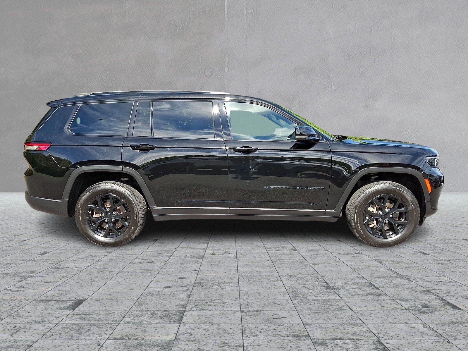 Used 2024 Diamond Black Jeep Altitude X image 7