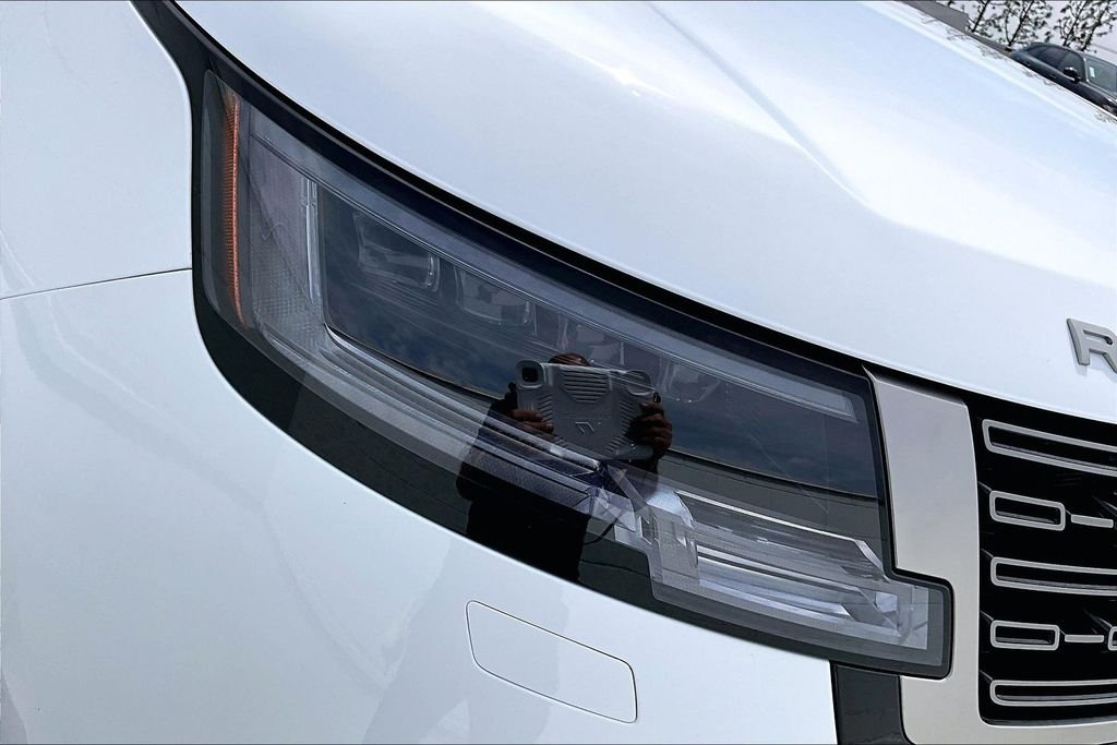 Certified Used 2025 Fuji White Land Rover SE image 30