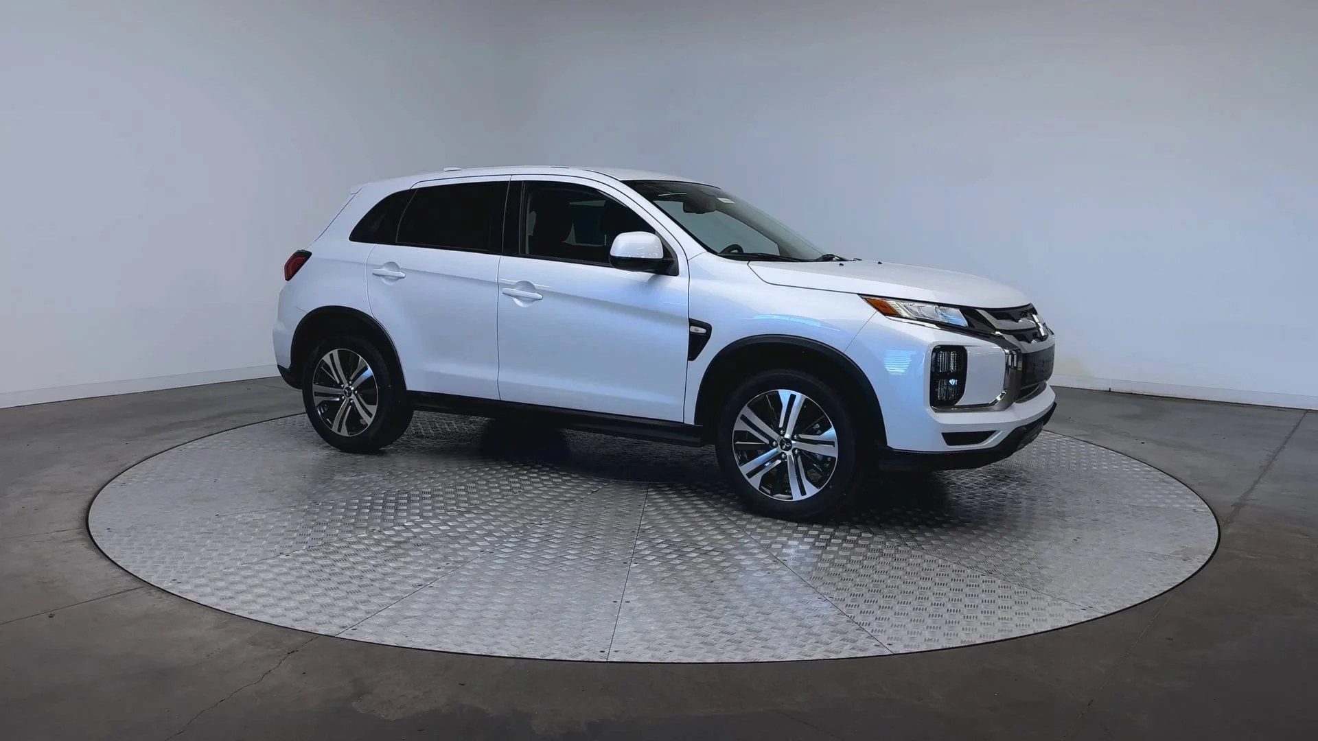 New 2026 White Diamond Mitsubishi ES image 2