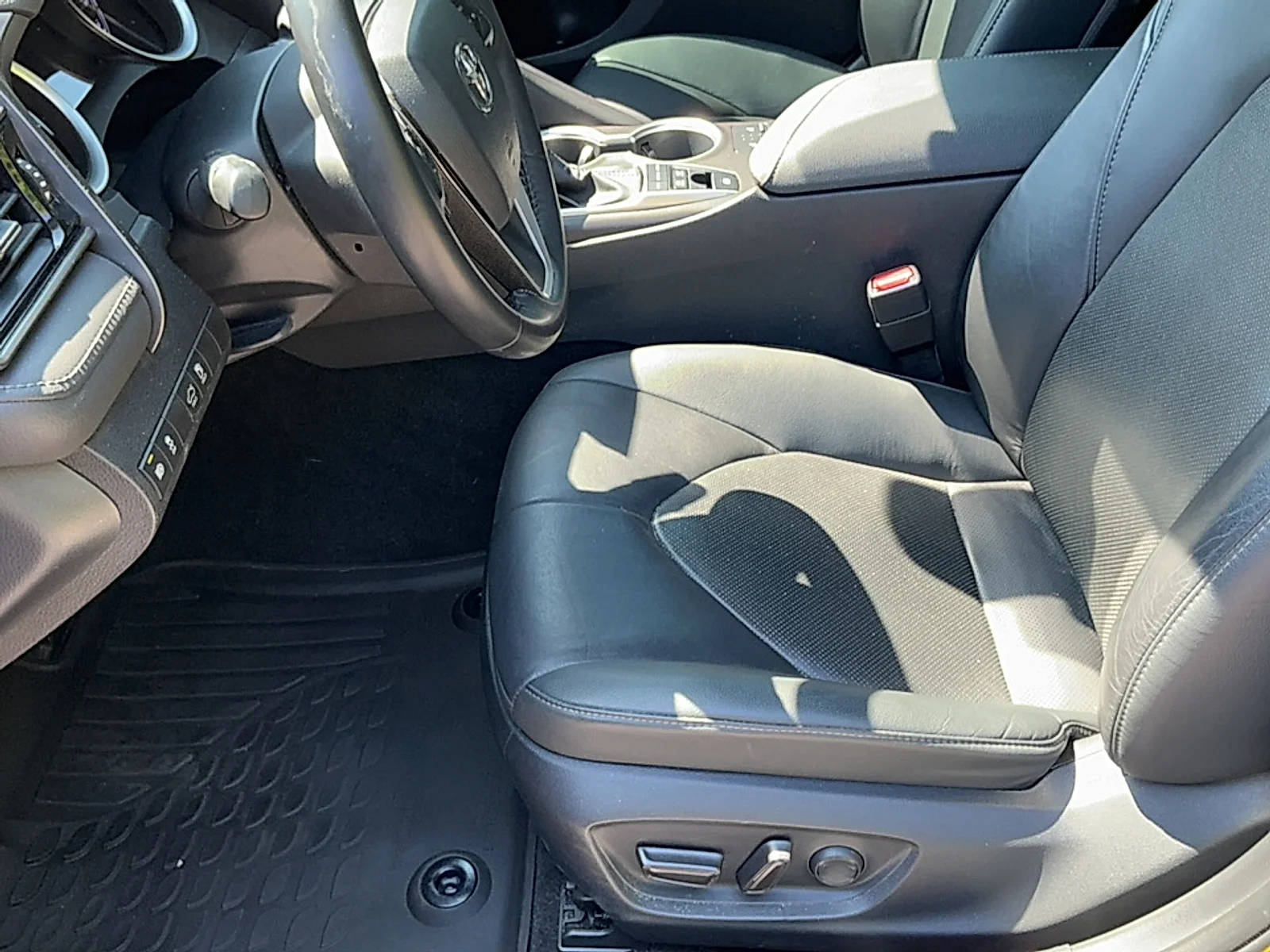 Used 2023 Predawn Gray Mica Toyota XLE Hybrid image 13