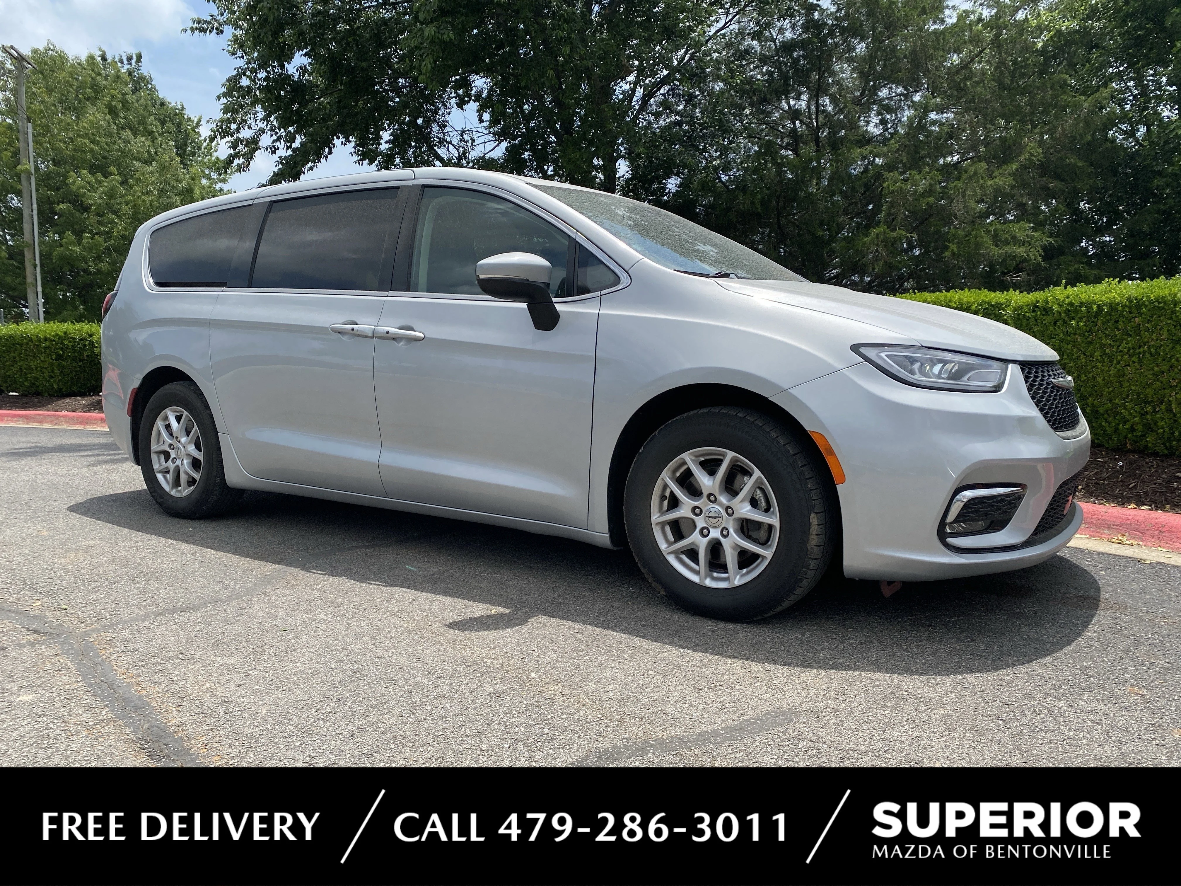 2023 Chrysler Pacifica Touring L's photo