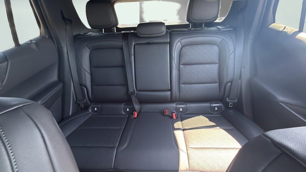 New 2027 Mosaic Black Metallic Chevrolet FWD LT image 31