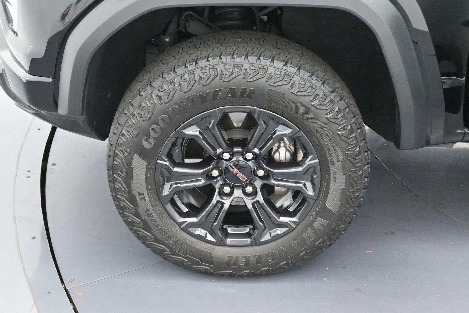Used 2025 Onyx Black GMC Elevation image 32
