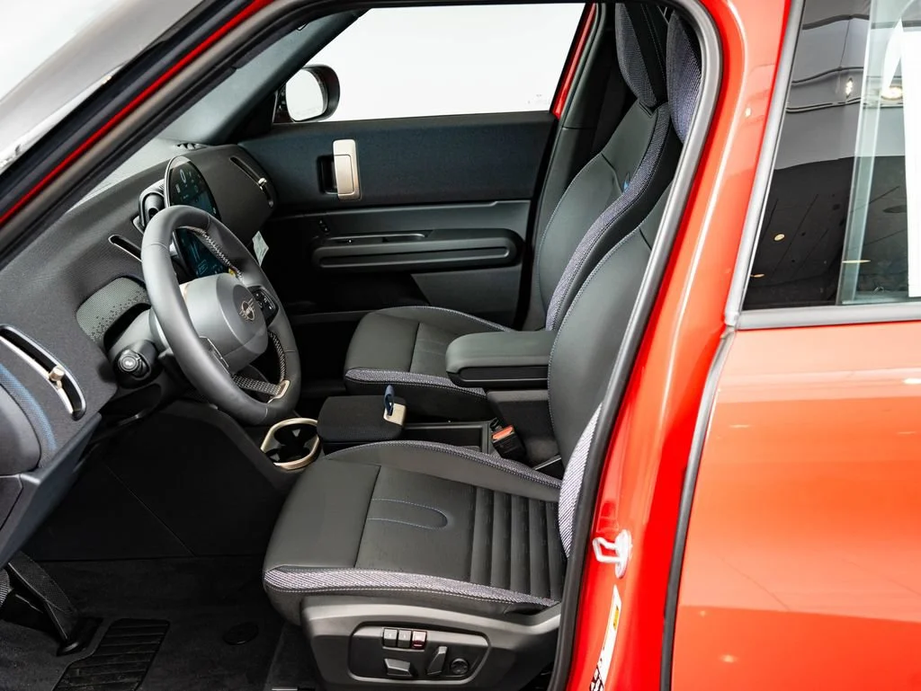 New 2027 Chili Red MINI Signature Plus image 21