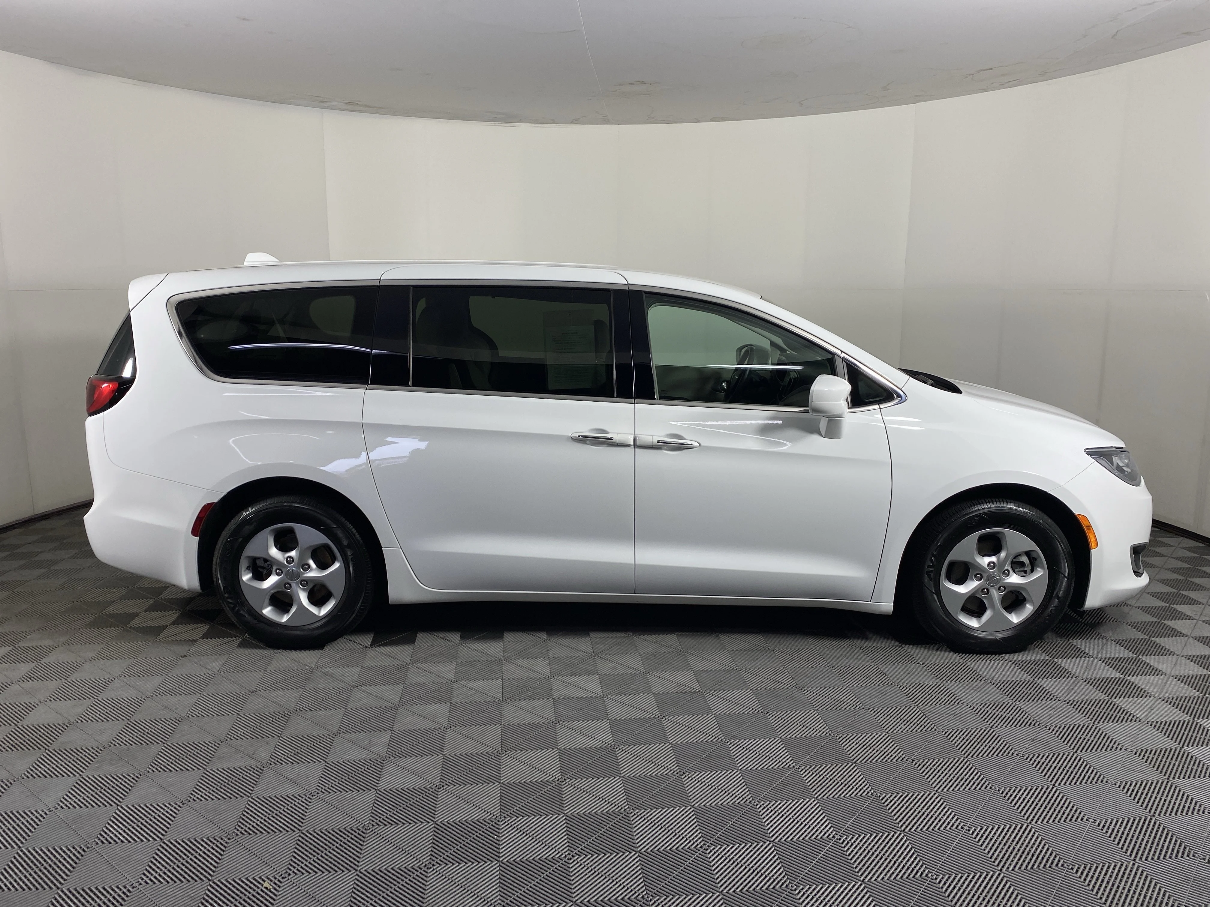 Used 2018 Bright White Clearcoat Chrysler Hybrid Touring Plus image 5