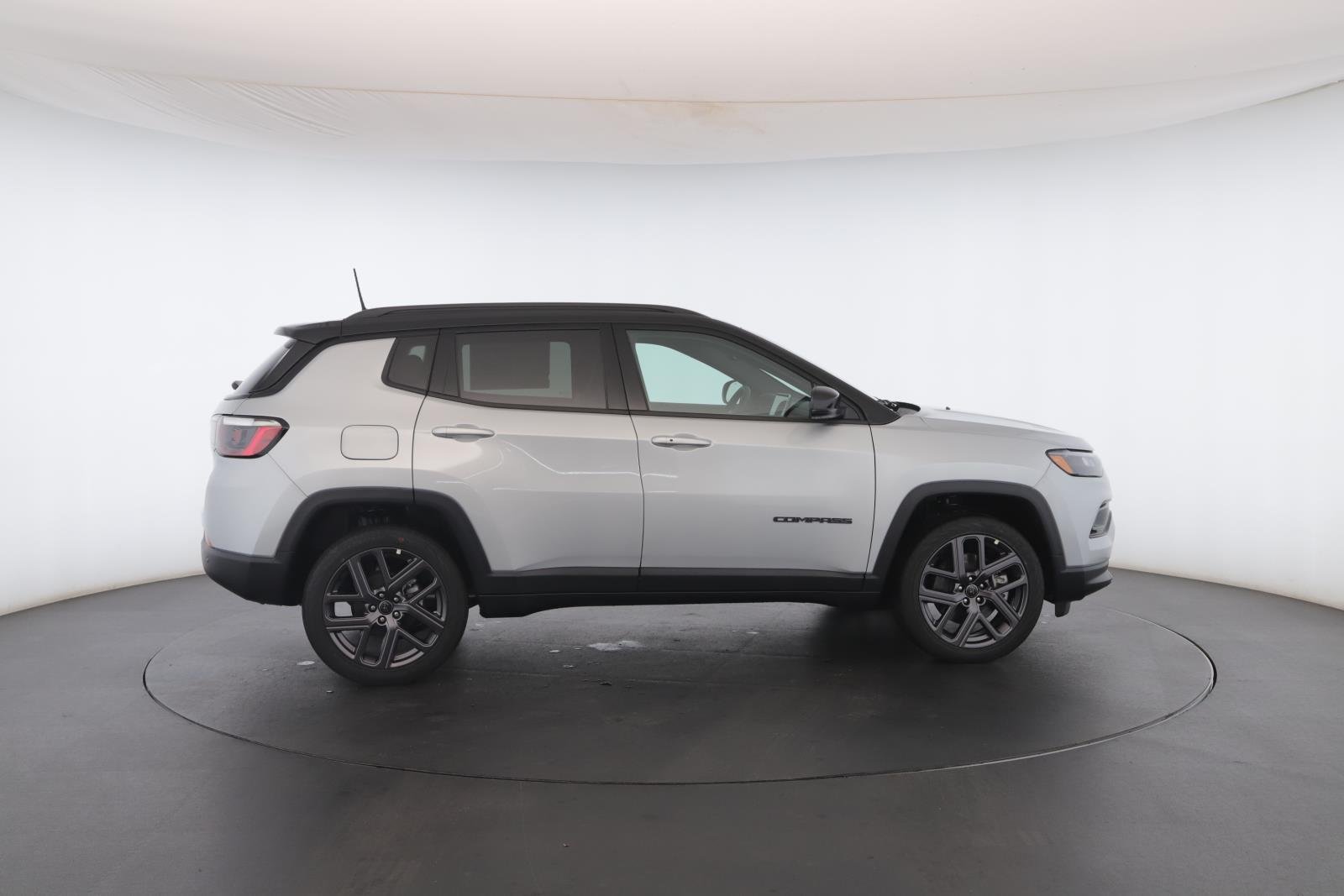 New 2026 Silver Zynith Metallic Clearcoat Jeep Limited image 30