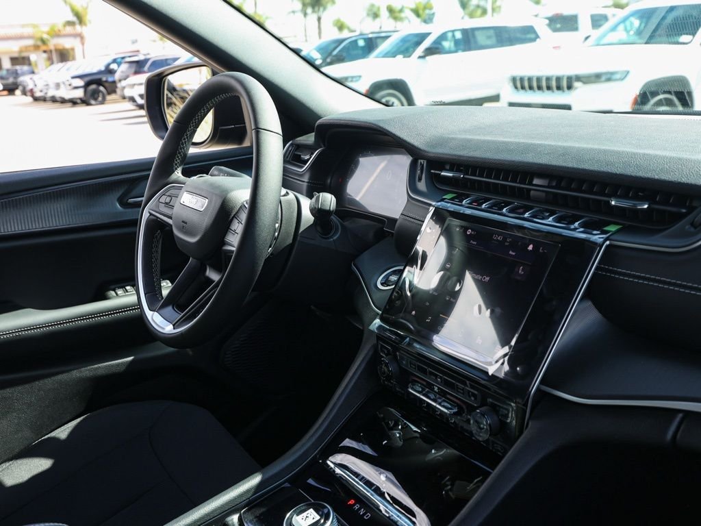 New 2026 Diamond Black Crystal Pearl-Coat Exterior Paint Jeep Laredo image 19